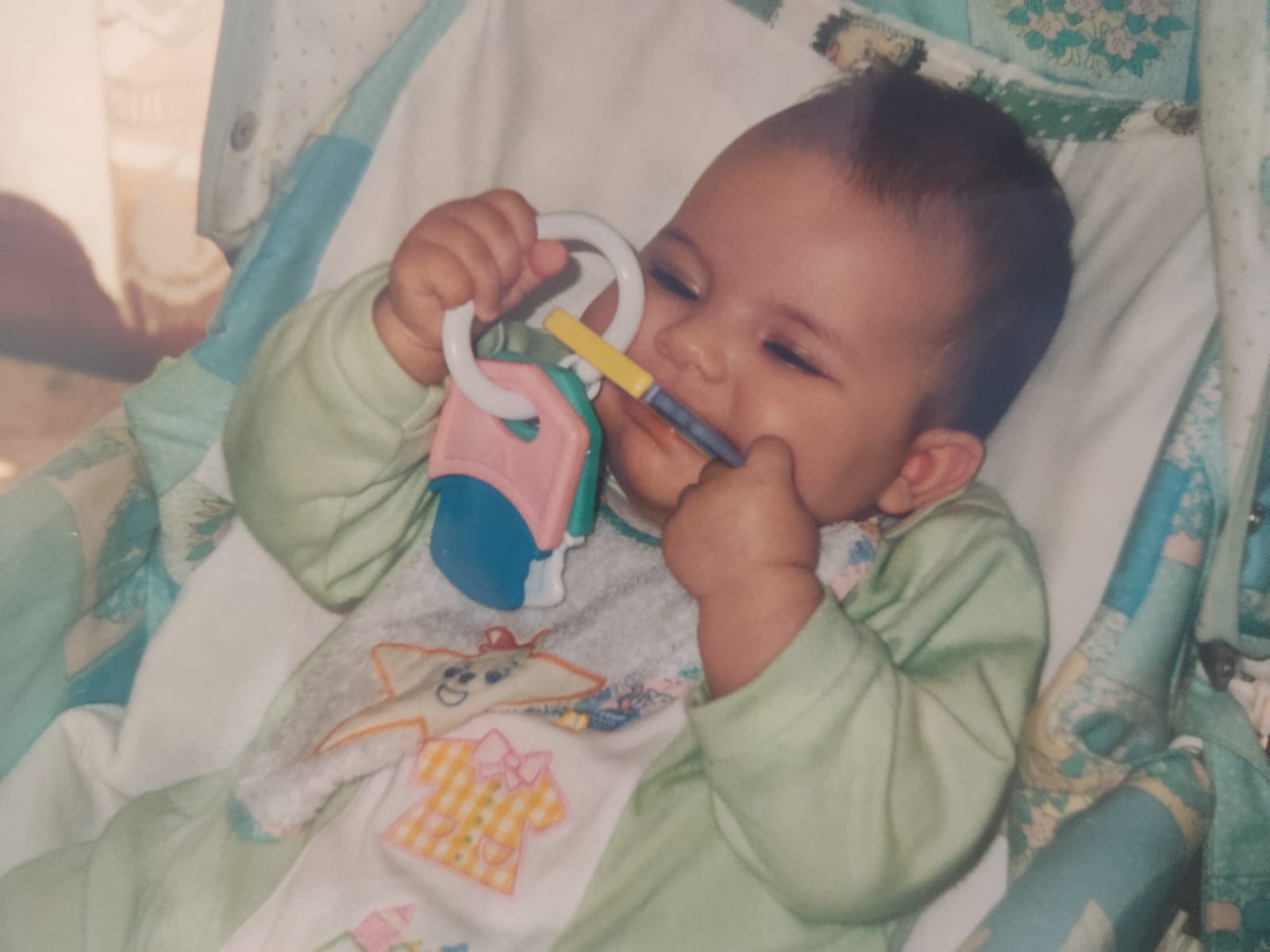 Fotografia d'archivio familiare: bambino con un sonaglio