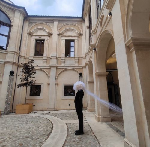 'Cavallo a L'Aquila': performance, copricapo in tulle di <a href='https://www.instagram.com/_aurora_sole_/'>Francesca Rinella</a>, 20 metri di tulle. Performative 04, Museo MAXXI L'Aquila (AQ), 14 settembre 2024