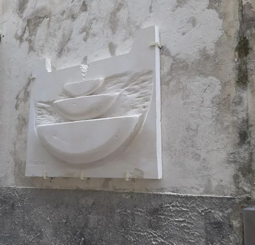 'Fontana Aurea': pietra della Maiella, lavorazione manuale. Lettomanoppello (PE) Simposio internazionale di scultura "10 giornate in pietra 2023" a cura di Giacinto di Pietrantonio