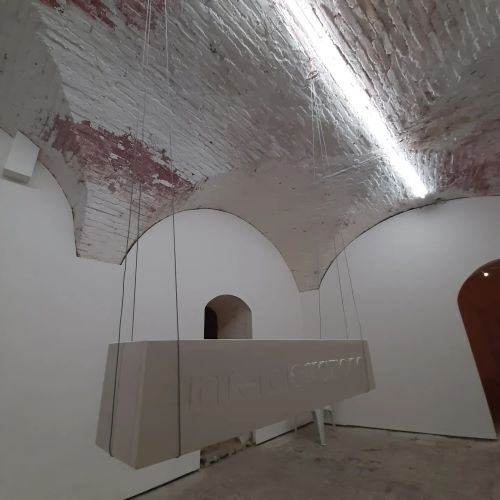 'Inter-pietra-azione': pietra bianca, lavorazione CNC e manuale, cavo in acciaio. Museo Laboratorio ex-Manifattura Tabacchi, Città S. Angelo (PE), Settembre 2024