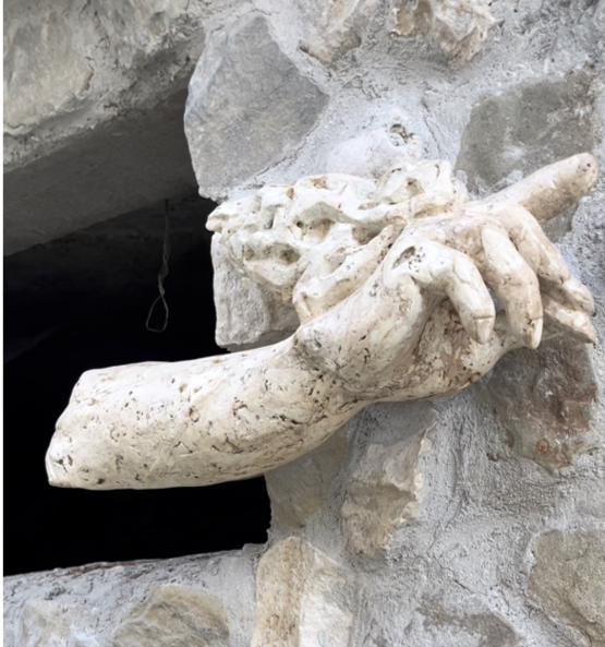 'Torce nella notte': travertino, lavorazione manuale, scala 1:1.